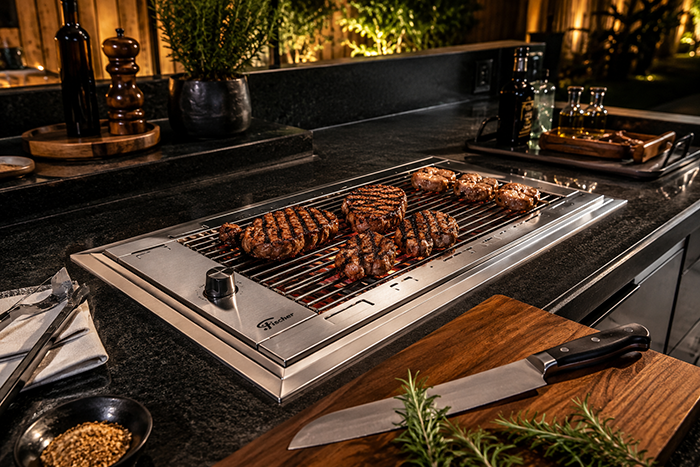 Área gourmet equipada com churrasqueira cooktop elétrica em inox de embutir.