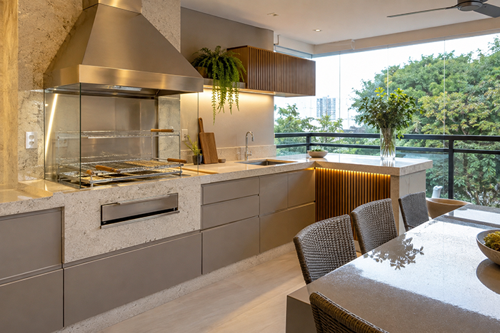 Churrasqueira para area gourmet moderna instalada em varanda residencial