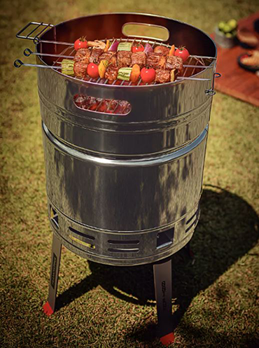 Review detalhado da churrasqueira Tramontina TCP-400. Descubra por que este modelo em inox é o favorito dos assadores e como ele economiza até 30% de carvão.