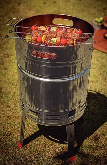churrasqueira portátil tramontina tcp 400 sendo usada em um churrasco com amigos, carnes na grelha, clima descontraído, luz dourada de fim de tarde, estilo lifestyle, fotografia realista, alta qualidade