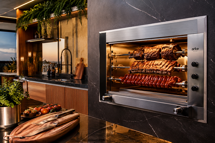 Churrasqueira elétrica rotativa compacta instalada em varanda gourmet de apartamento